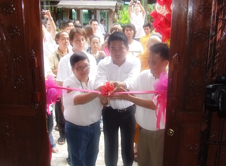 Akarwit Thepasit, Pianwit Jarusathit and Pipat Supakiwattana cut the ribbon to officially open the Luang Poo Tim museum.
